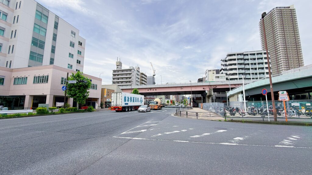 国道１５号　新子安駅前