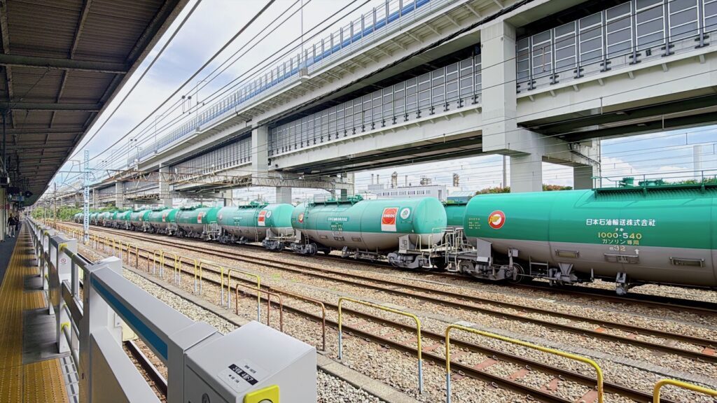 根岸駅から見える貨物列車とタンク車